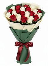 Букет Микс из красных и белых роз в Первомайском Челябинской области
