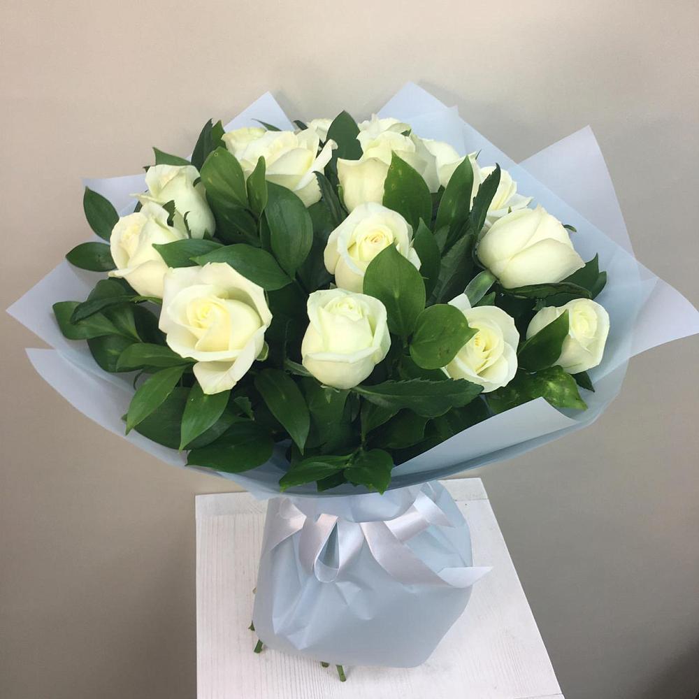Букет 15 Белых роз Проуд в Первомайском Челябинской области
