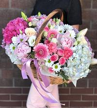 Цветочная композиция из Розы, Хризантемы, Пионы и Лизиантусы в корзине в Первомайском Челябинской области