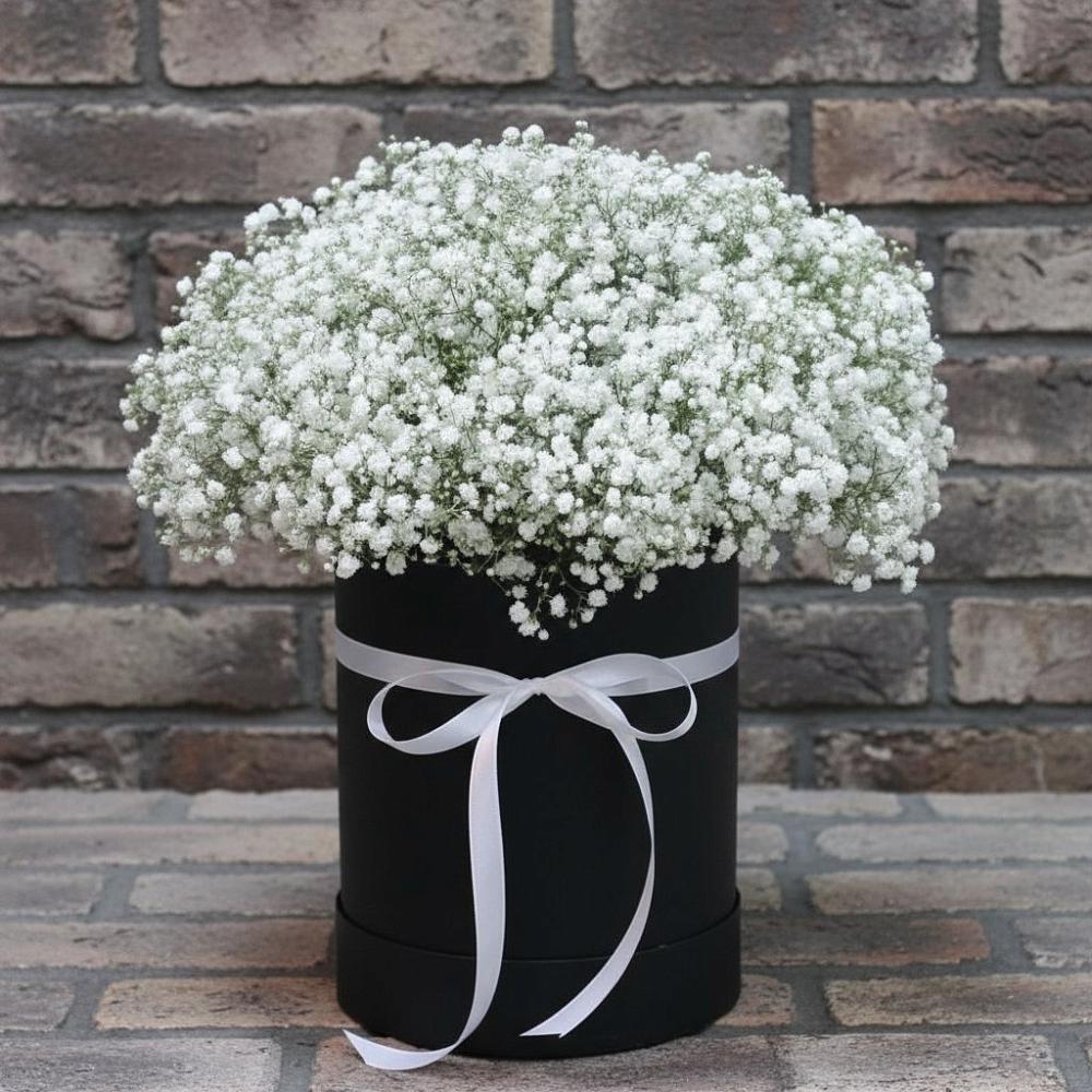 Цветочная композиция из Гипсофила в шляпной коробке в Первомайском Челябинской области