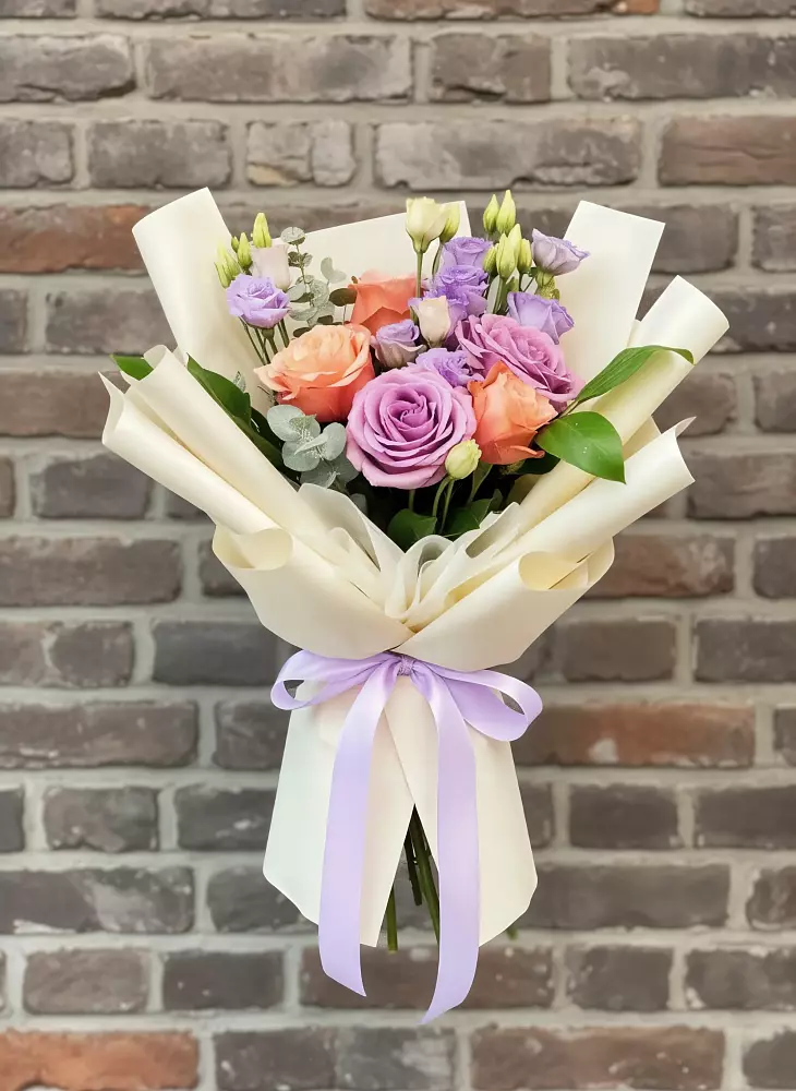 Букет цветов из: Лизиантусы и Розы в Первомайском Челябинской области