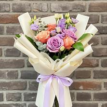 Букет цветов из:  Лизиантусы и Розы в Первомайском Челябинской области