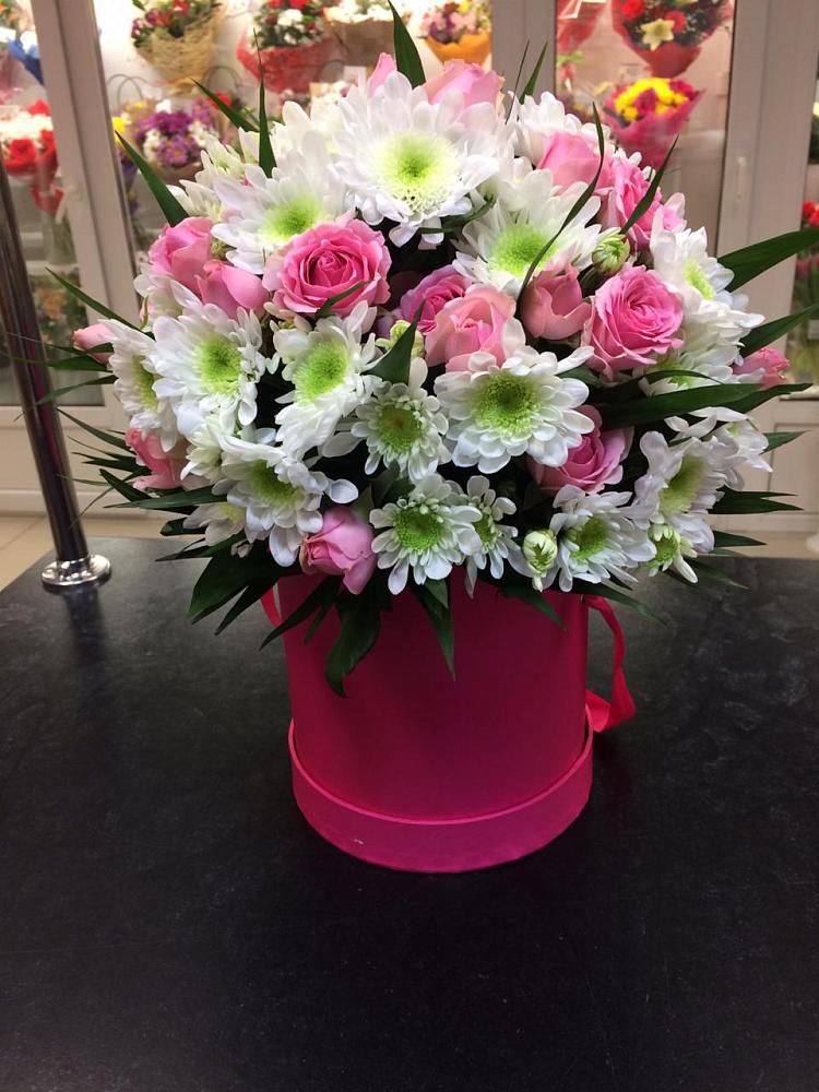 Цветочная композиция из Розы и Хризантемы в шляпной коробке в Первомайском Челябинской области