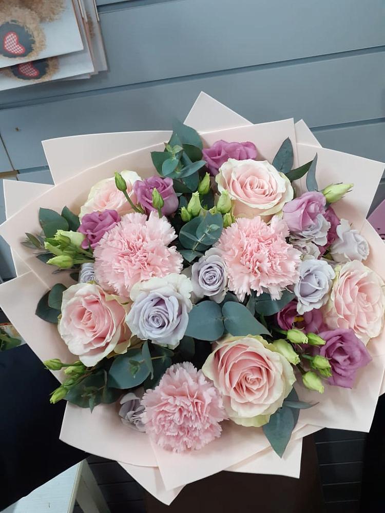 Букет цветов из: Розы, Гвоздики и Лизиантусы в Первомайском Челябинской области